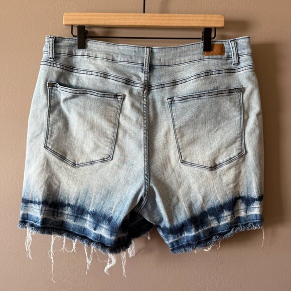 Women's Plus 2XL Judy Blue Distressed Light Wash Tie Dyed Hem Denim Shorts - Picture 3 of 6